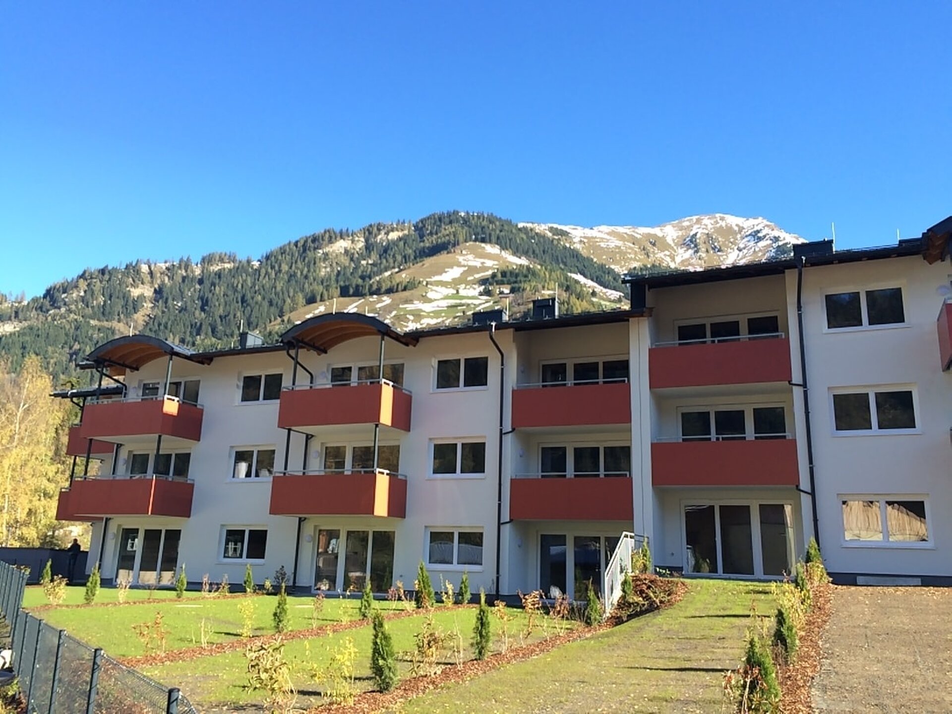 Außenansicht des modernen Mietwohnhauses in Rauris