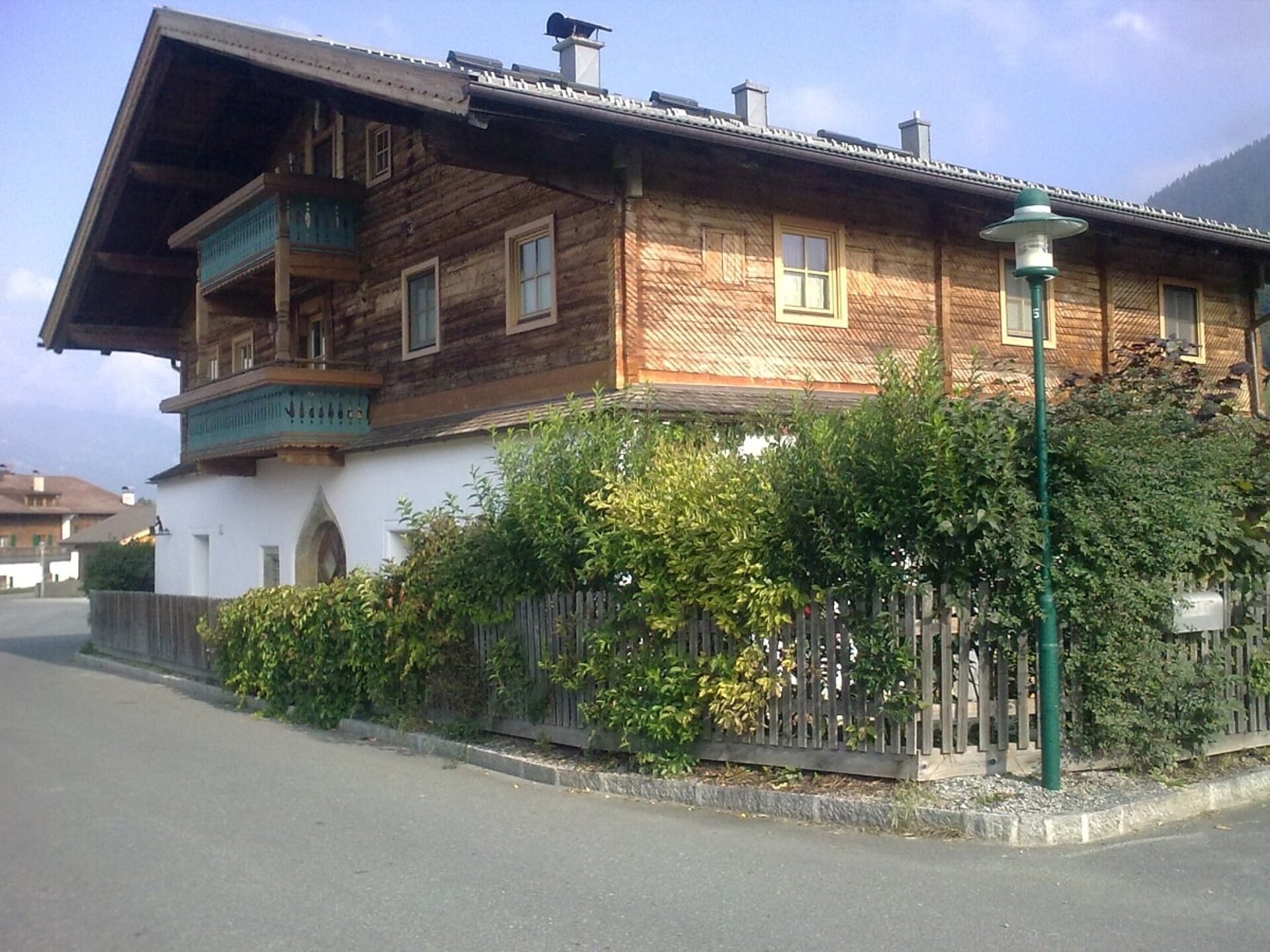 Außenansicht der Wohnungen im urigen Bauernhaus